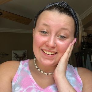 Meet your Posher, Caitlin